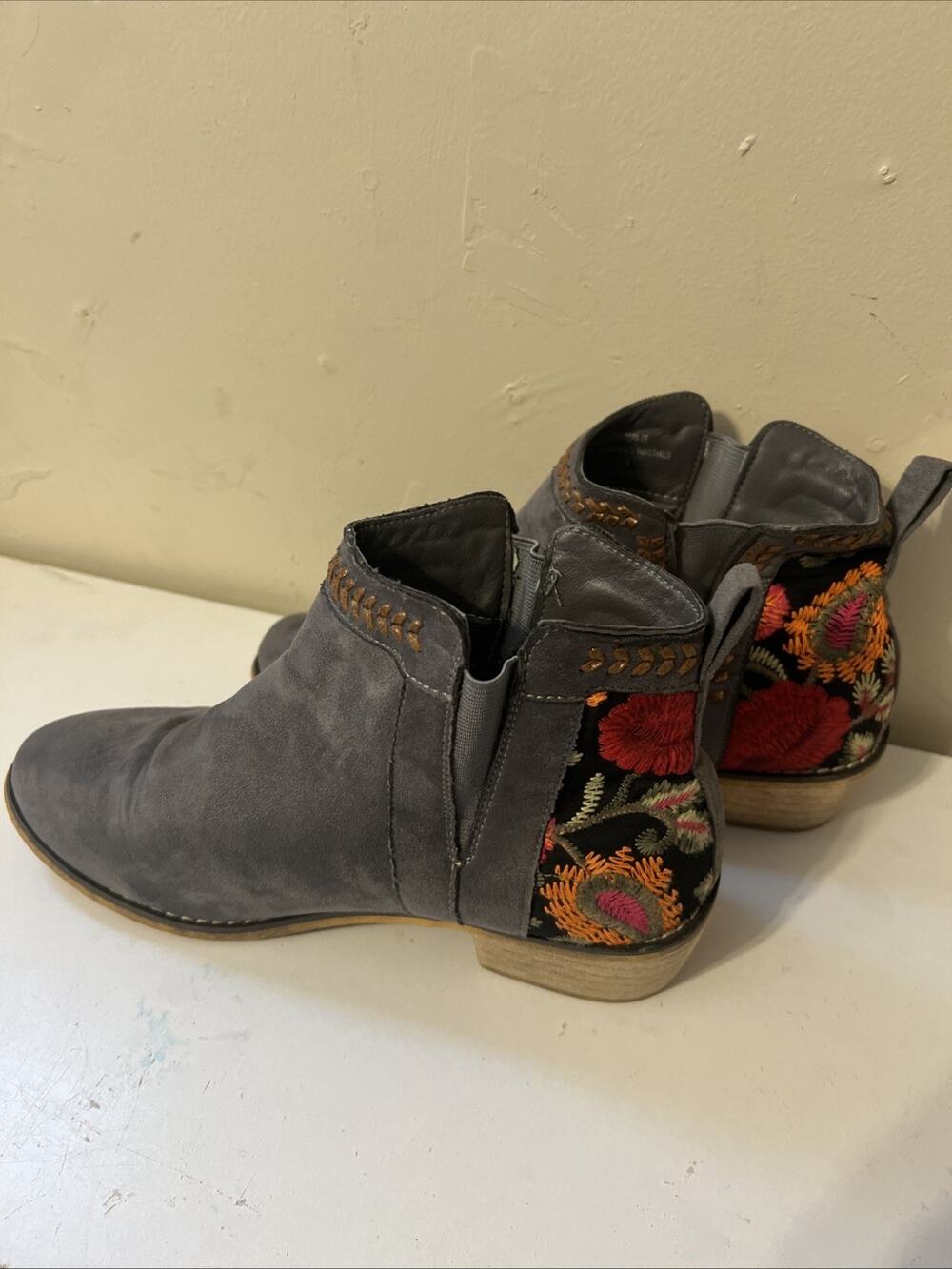 Tiara Los Angeles Faux Suede Shoes – Women’s Size 9 – Gently Used